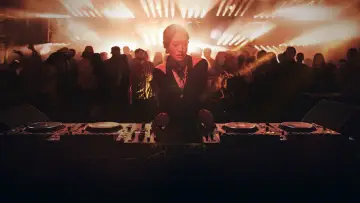 Zasłona do filmu "Apple Music Live: NYE" #984524