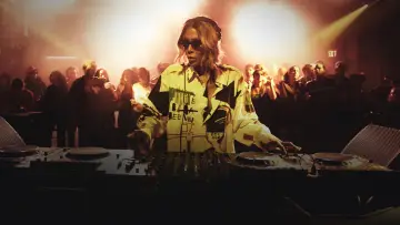 Zasłona do filmu "Apple Music Live: NYE" #984525