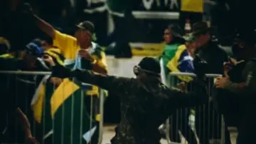 Zasłona do filmu "8/1 – A Democracia Resiste" #984410