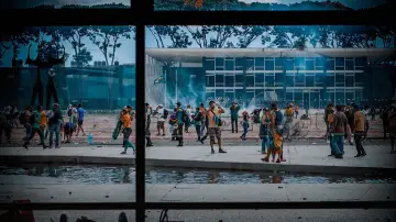 Zasłona do filmu "8/1 – A Democracia Resiste" #984411