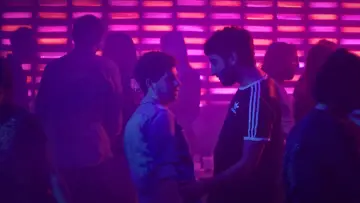 Zasłona do filmu "Un movimiento extraño" #757375
