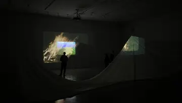 Zasłona do filmu "A Conversation with the Sun (Installation)" #985124