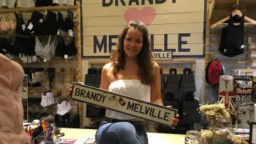 Zasłona do filmu "Brandy Mellville i kult szybkiej mody" #443453