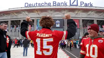 Zasłona do filmu "Deutschland im Football Fieber - Der Wahnsinn hinter dem Mega-Event" #366887