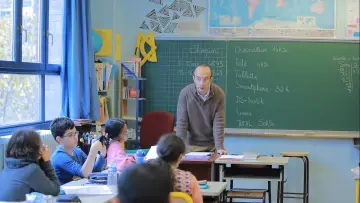 Zasłona do filmu "Et si on levait les yeux ? Une classe face aux écrans" #367363