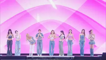 Zasłona do filmu "TWICE 5TH WORLD TOUR 