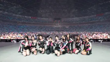 Zasłona do filmu "TWICE 5TH WORLD TOUR 