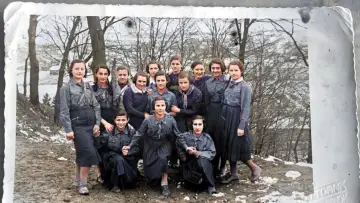 Zasłona do filmu "Crossing the River: From Poland to Paradise" #357040