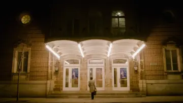 Zasłona do filmu "Bee