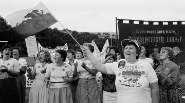 Zasłona do filmu "Strike! The Women Who Fought Back" #1057928