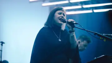 Zasłona do filmu "Slowdive: Echoes with Jehnny Beth" #1074105