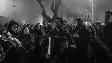 Zasłona do filmu "Karanlık Zamanlarda Şarkı Söylemek" #464447
