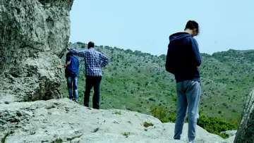 Zasłona do filmu "على بُعد أمتار" #1084425