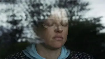 Cuando las nubes esconden la sombra plakat