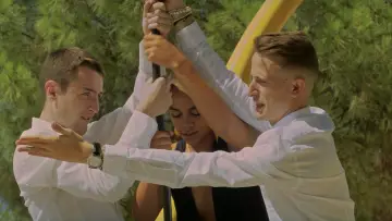 Zasłona do filmu "A nuestros amigos" #922951
