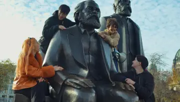 Zasłona do filmu "Niemals allein, immer zusammen" #480104