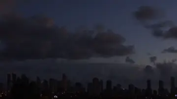 Zasłona do filmu "A Chegada Do Ônibus Na Madrugada Da Cidade Do Céu Roxo" #1099108