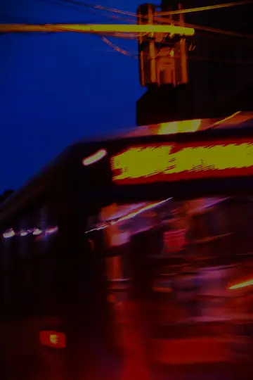 Plakat do filmu "A Chegada Do Ônibus Na Madrugada Da Cidade Do Céu Roxo" #458782