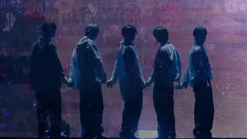 Zasłona do filmu "TOMORROW X TOGETHER WORLD TOUR 