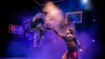 Zasłona do filmu "National Theatre Live: The Little Big Things" #1114519