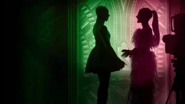 Zasłona do filmu "Pokonać grawitację: Za kulisami filmu "Wicked"" #943288