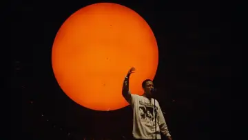 Zasłona do filmu "Loyle Carner - hugo: reimagined (live from the Royal Albert Hall)" #484938