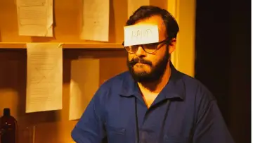Zasłona do filmu "É sempre mais difícil ancorar um navio no espaço" #1119001