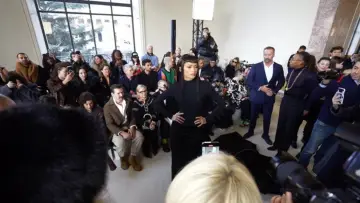 Zasłona do filmu "Paris capitale de la mode, 50 ans de Fashion Week !" #1142756