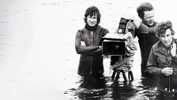 Zasłona do filmu "Szczęki: 50 lat kinowego hitu" #680232
