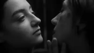 Zasłona do filmu "Deux personnes échangeant de la salive" #588337