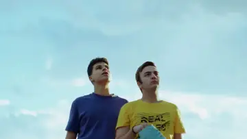 Zasłona do filmu "Να θυμάσαι ότι πατάς στη Γη" #537561