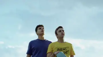 Zasłona do filmu "Να θυμάσαι ότι πατάς στη Γη" #537562