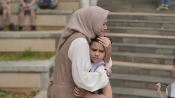 Zasłona do filmu "La Tahzan: Cinta, Dosa, Luka..." #672919