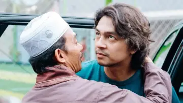 Zasłona do filmu "La Tahzan: Cinta, Dosa, Luka..." #672927