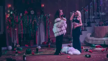 Zasłona do filmu "A Nonsense Christmas with Sabrina Carpenter" #942419