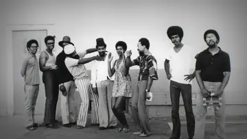 Zasłona do filmu "Earth, Wind & Fire (To Be Celestial vs. That