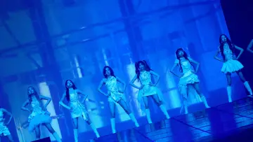 Zasłona do filmu "아이브 더 퍼스트 월드투어 인 시네마" #977635