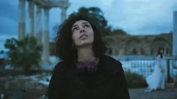 Zasłona do filmu "Gündüz Apollon Gece Athena" #781299