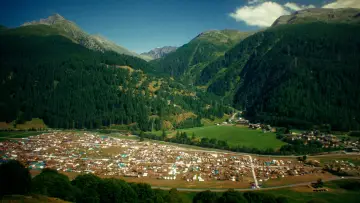 Zasłona do filmu "Camp d