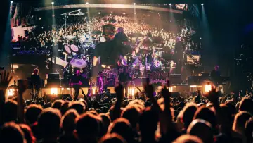 Zasłona do filmu "The Cure: The Show Of A Lost World (Troxy Live 2024)" #932189