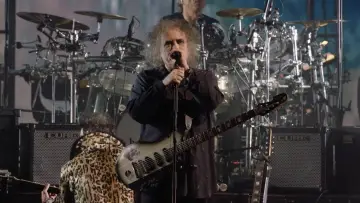 Zasłona do filmu "The Cure: The Show Of A Lost World (Troxy Live 2024)" #932192