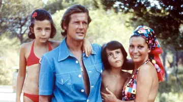 Zasłona do filmu "From Roger Moore with Love" #704276