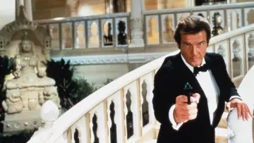 Zasłona do filmu "From Roger Moore with Love" #704278