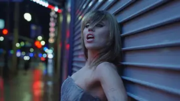 Zasłona do filmu "Miley Cyrus: Something Beautiful" #713910