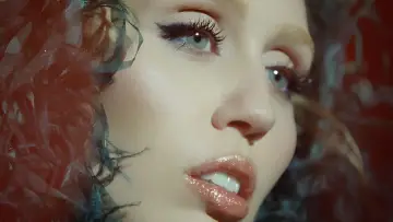 Zasłona do filmu "Miley Cyrus: Something Beautiful" #713915