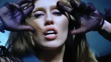 Zasłona do filmu "Miley Cyrus: Something Beautiful" #713917