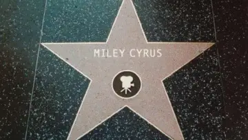 Zasłona do filmu "Miley Cyrus: Something Beautiful" #876597