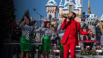 Zasłona do filmu "Disney Parks Magical Christmas Day Parade" #735245
