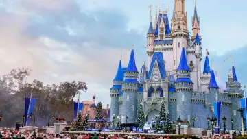 Zasłona do filmu "Disney Parks Magical Christmas Day Parade" #735251