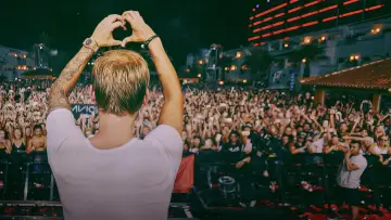 Zasłona do filmu "Avicii: Mój ostatni koncert" #941715